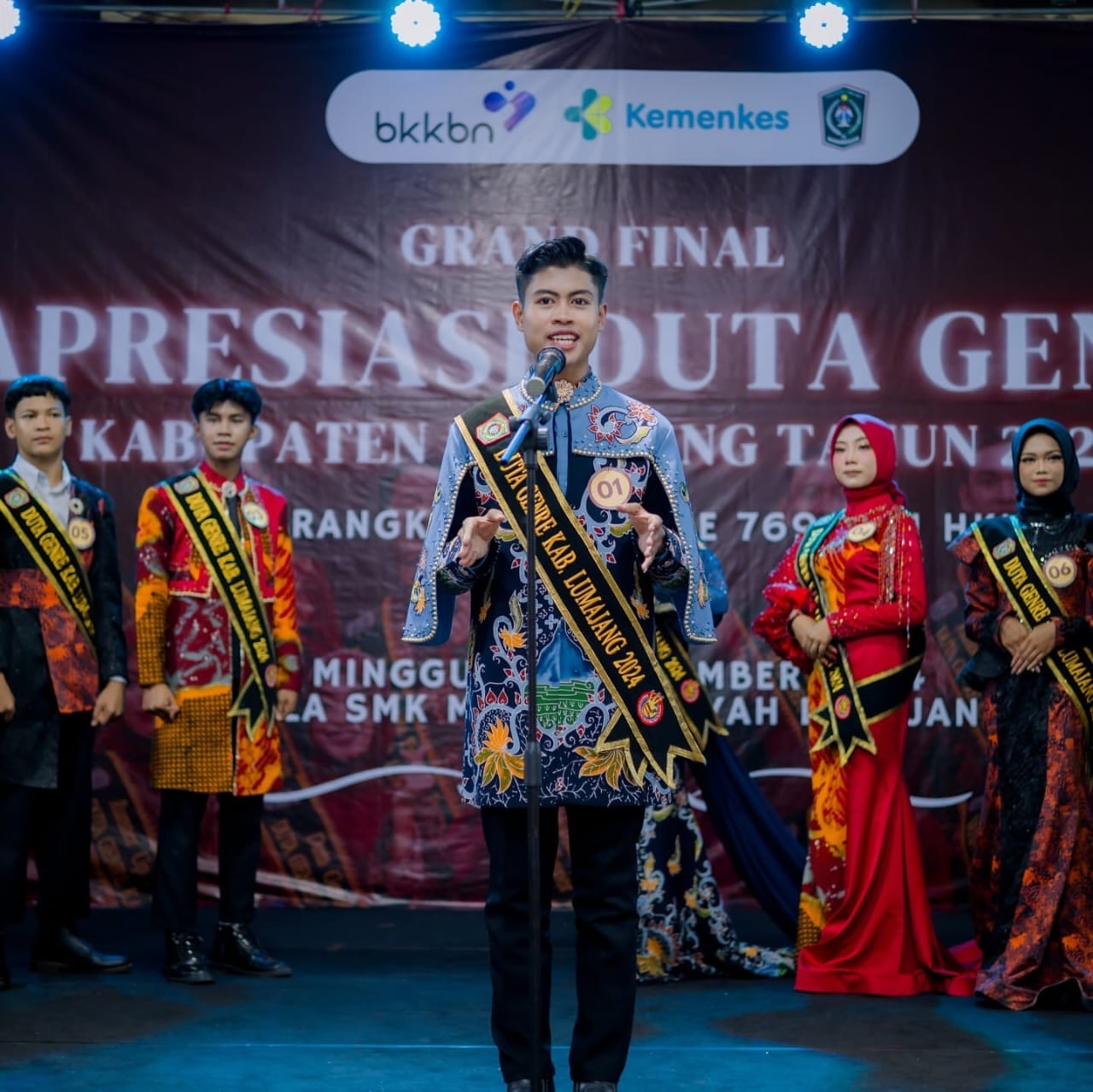 HEBAT: Moch Rasyah Putra Andika saat menunjukkan berbagai prestasi yang pernah diraihnya.(ADE APRYANIS/RAME)