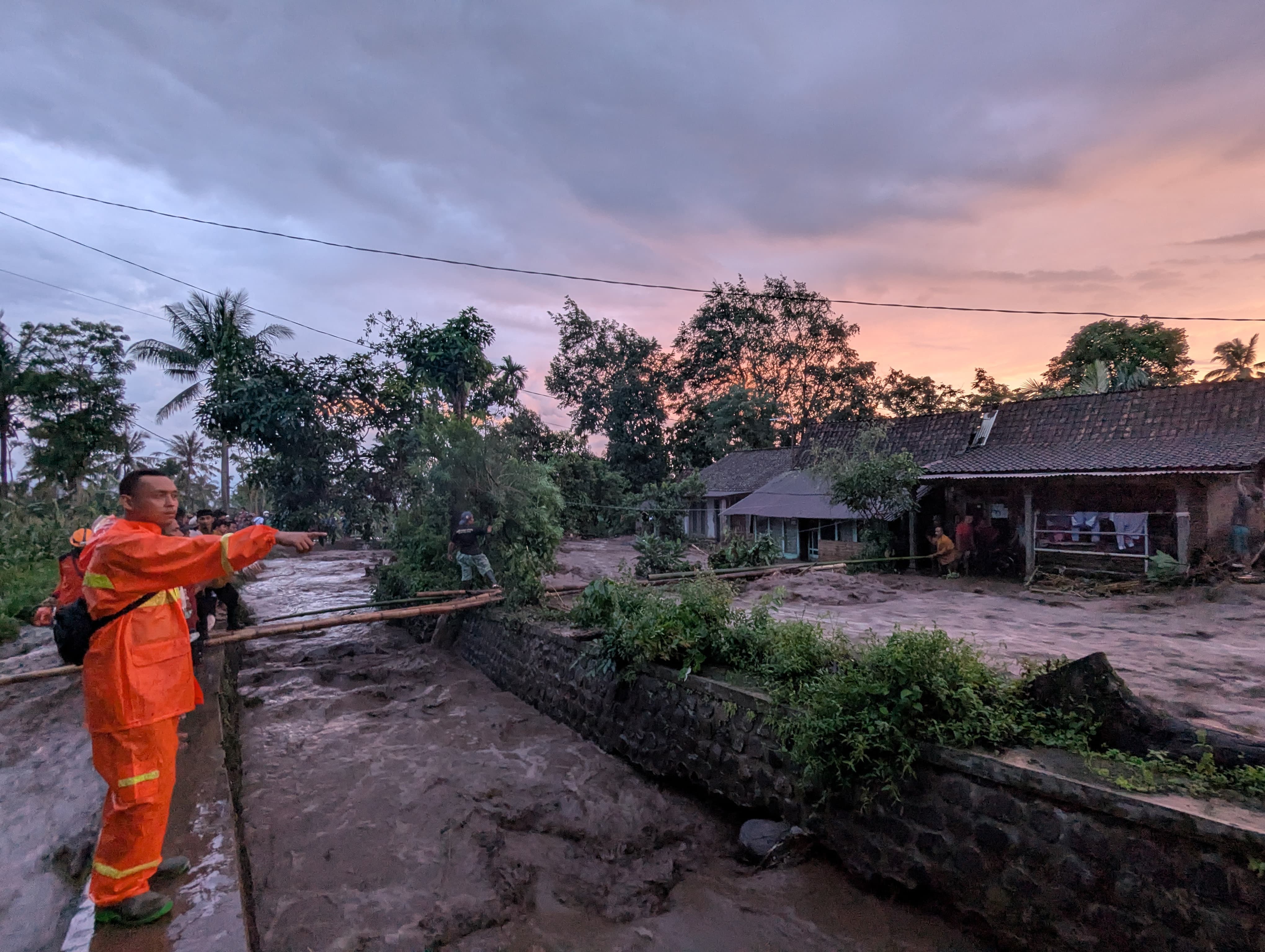 DERAS: Penampakan banjir bandang terjang Desa Gunungsari, Kecamatan Maesan, Bondowoso, Kamis, 9 Januari 2025.