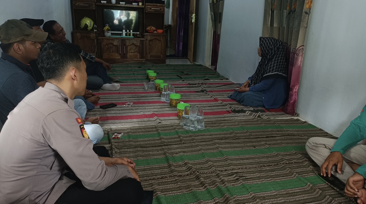 RUMAH DUKA: Petugas kepolisian bersama perangkat desa setempat mengunjungi kediaman seniman jaran kencak yang meninggal secara tiba-tiba.(MUHAMMAD HASBI/RAME)