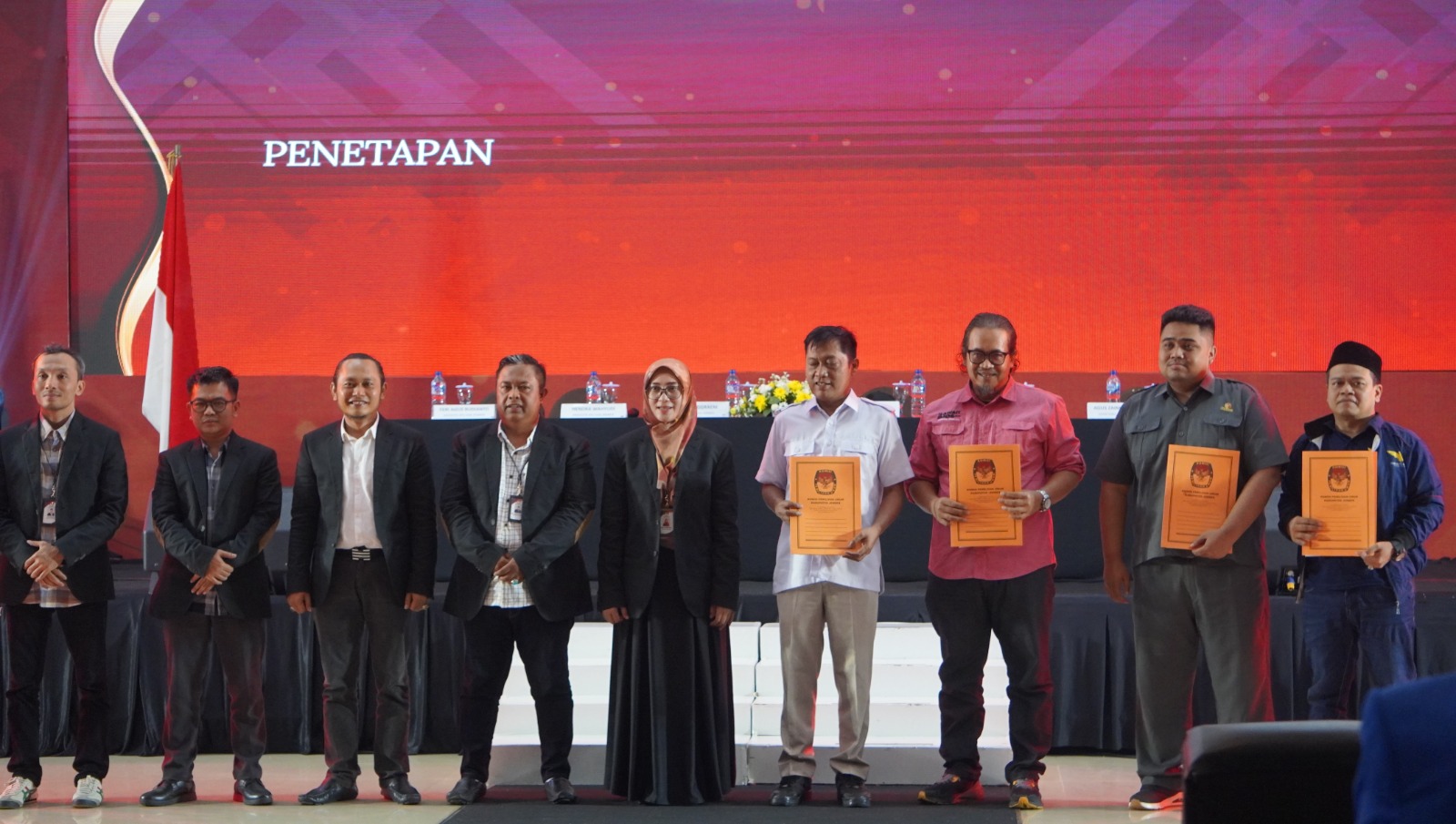 PILKADA TUNTAS: Ketua KPU Jember Dessy Anggraini bersama anggotanya dan sejumlah tim sukses cabup/cawabup Jember terpilih, Muhammad Fawait dan Djoko Susanto, seusai penandatanganan berita acara peneta
