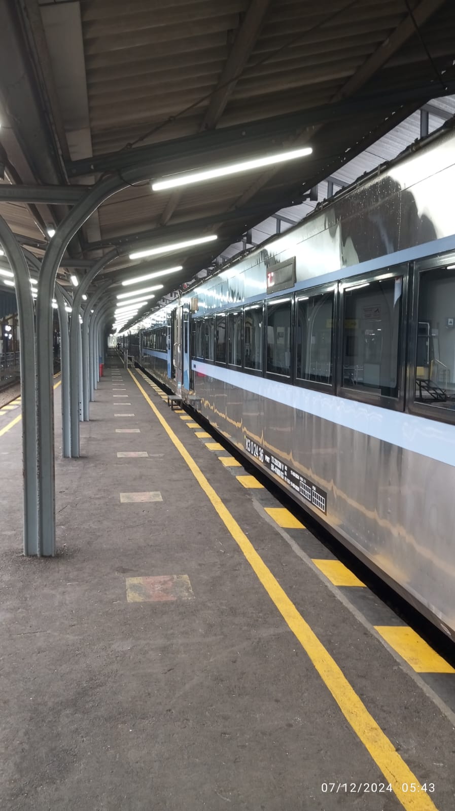 KA Logawa dengan gerbong stainless steel new generation ketika berhenti di Stasiun Jember. (AINUL BUDI/RJ)