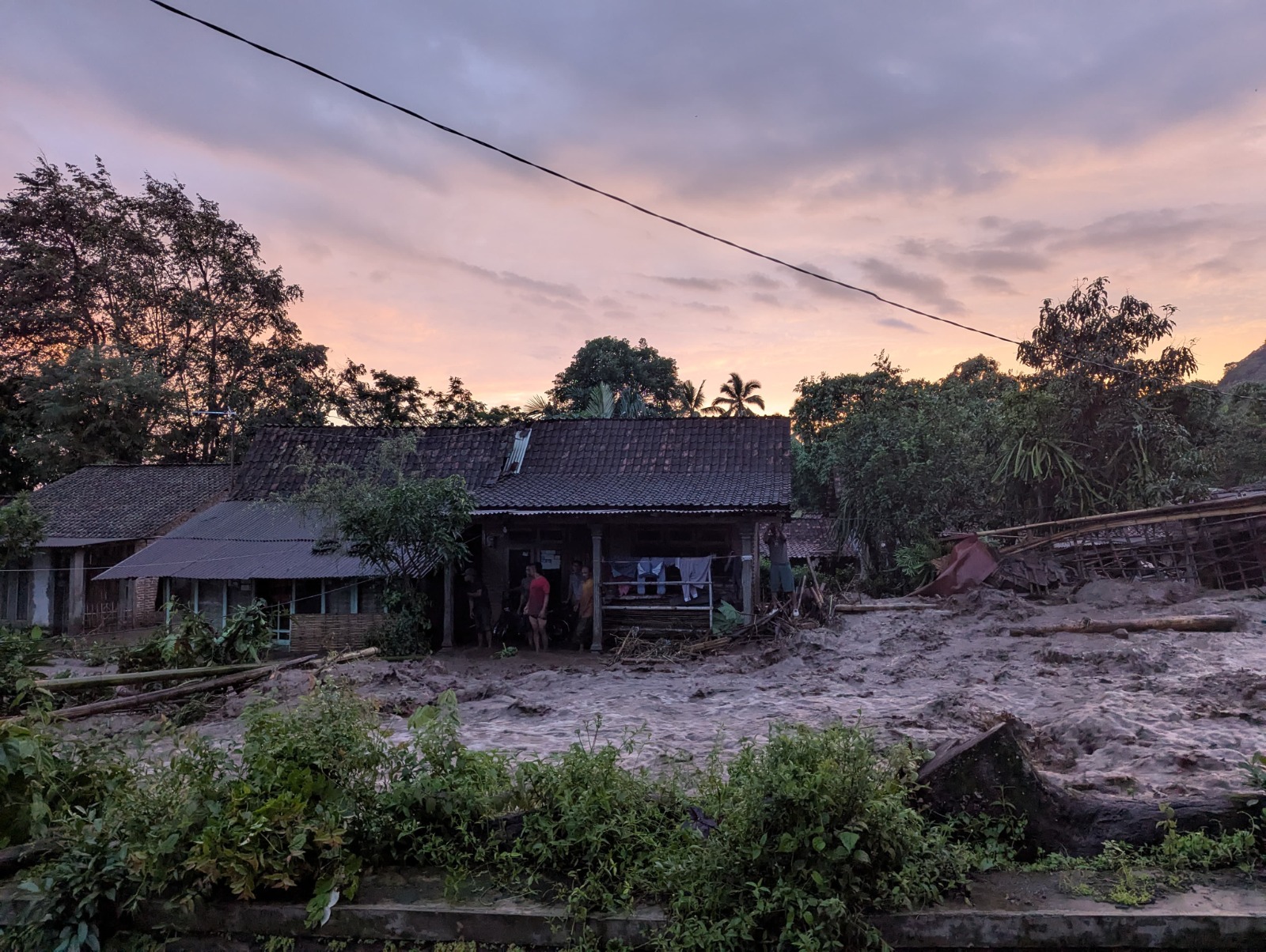DERAS: Banjir bandang menerjang Desa Gunungsari, Kecamatan Maesan, Bondowoso, Kamis kemarin.