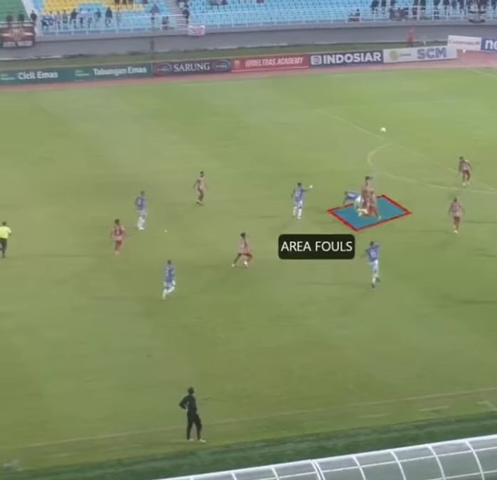 AREA FOULS: Pemain Persibo Bojonegoro dilanggar oleh pemain Belakang Deltras.