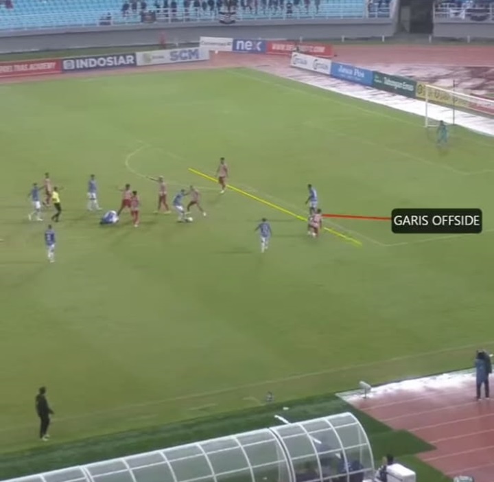 POSISI OFFSIDE: Posisi pemain Persibo Osas Saha ketika menerima bola quick free kick. Namun, posisinya sudah dalam posisi offside dahulu, sebelum dia berlari menendang bola.