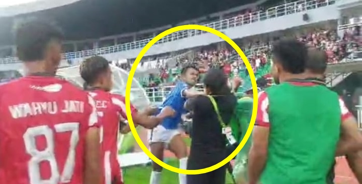 TERTANGKAP KAMERA: Alfin Tuasalamony pemain Persibo sekaligus eks Timnas saat memberi pukulan kepada official pelatih Deltras.