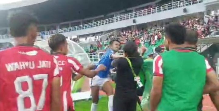 TERTANGKAP KAMERA: Pemain Persibo Alfin Tuasalamony (biru) ketika memukul salah satu official Deltras FC. Dia diduga jadi salah satu pemicu keributan banyak pihak di laga Deltras vs Persibo