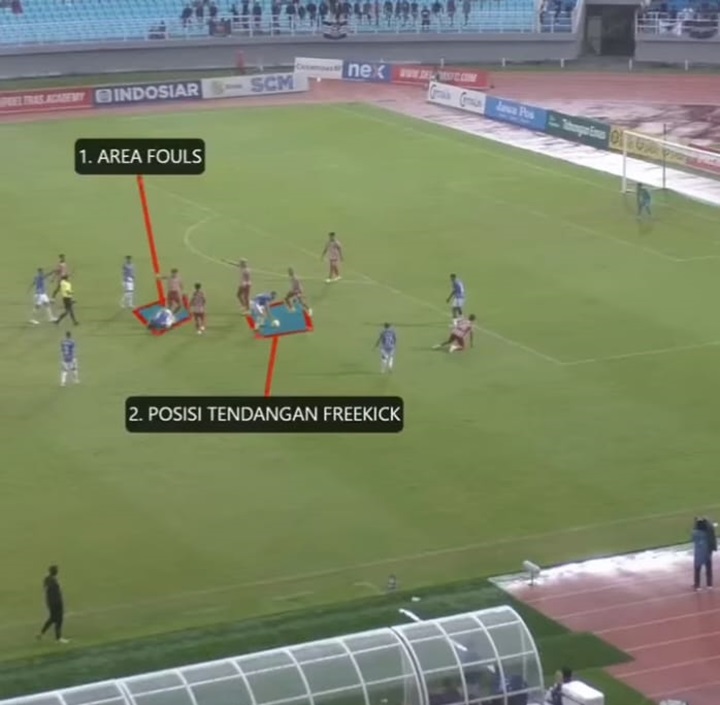 TIDAK PADA AREA FOULS: Pemain Persibo ketika melakukan quick free kick, namun tidak pada area pelanggaran sebagaimana mestinya.