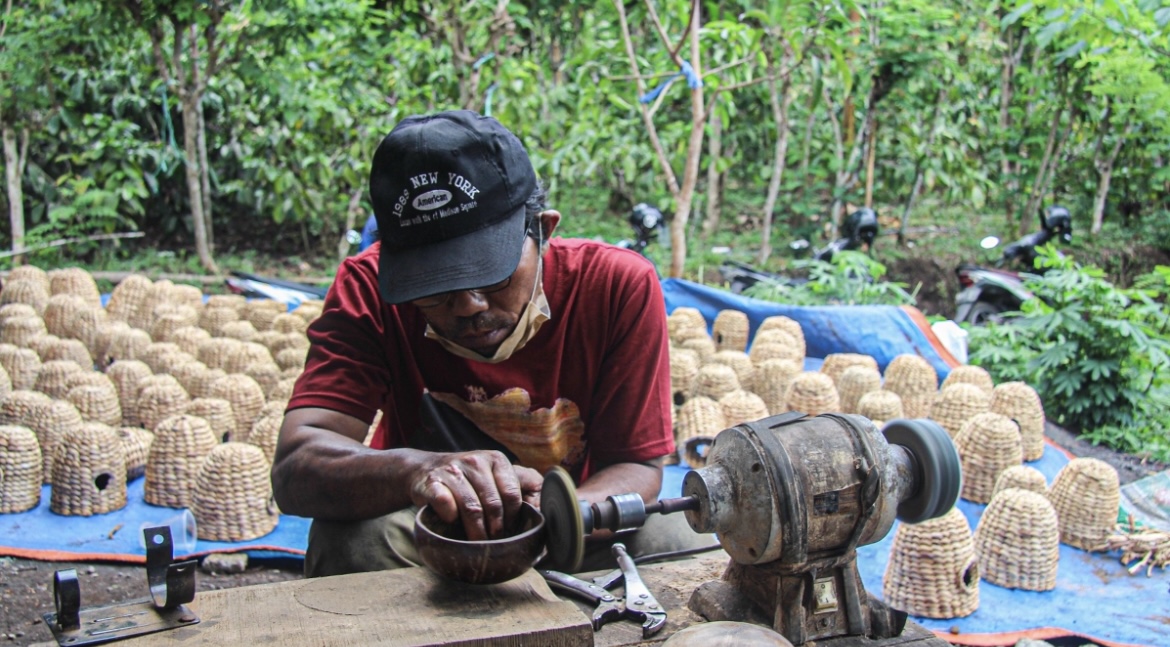 BERJUANG: Pekerja UMKM saat menyelesaikan kerajinan berbahan dasar eceng gondok dan batok kelapa di Desa/Kecamatan Gucialit.(MUHAMMAD HASBI/RAME)