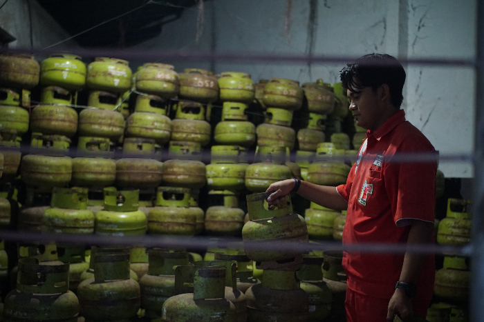 CEK KETERSEDIAAN: Stok LPG tiga kilogram di pangkalan di Jember. (YULIO FA/RADAR JEMBER)