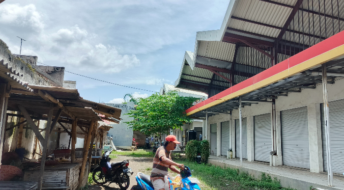 TAK BERPENGHUNI: Bangunan Pasar Petung, di Desa Petung, Kecamatan Bangsalsari, kian memprihatinkan dan mulai banyak kerusakan. MAULANA/RADAR JEMBER