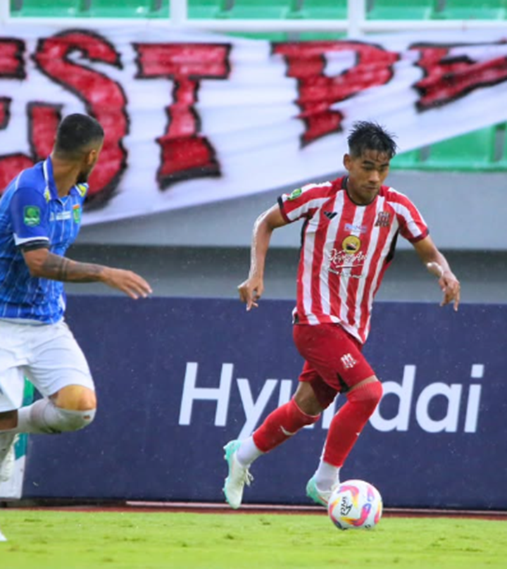 GESIT: Wigi Pratama (merah) winger Deltras yang selalu merepotkan lini belakang Persibo. (DOK OFFICIAL DELTRAS)
