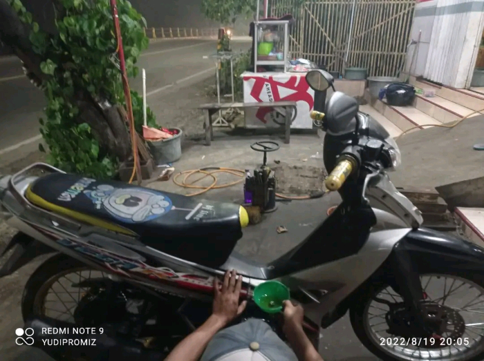 TINGGAL KENANGAN: Sepeda motor keluarga korban begal yang ramai diposting di media sosial, seusai kawanan begal yang diduga beraksi di sekitar Kecamatan Balung, Senin pagi (13/1). DIMAS