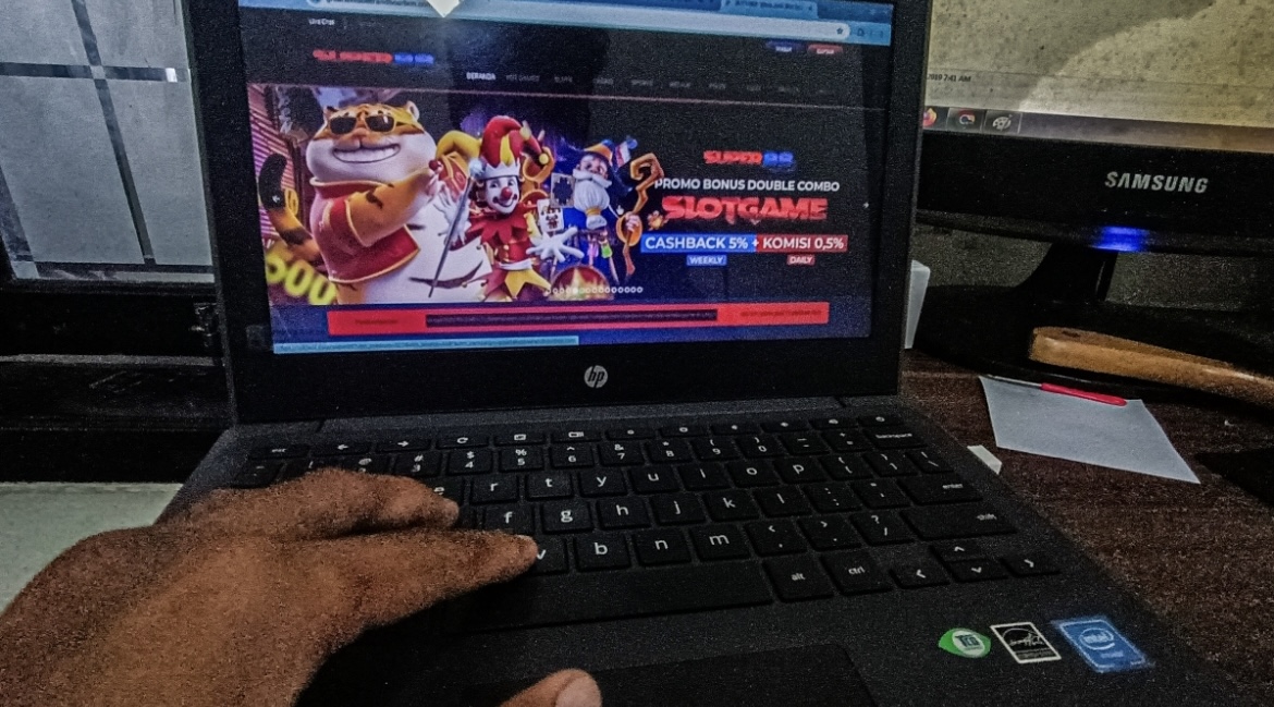 MASALAH: Salah satu tampilan situs judol yang mudah diakses oleh warga. Gara-gara judol, gugatan perceraian makin banyak.(MUHAMMAD HASBI/RAME)