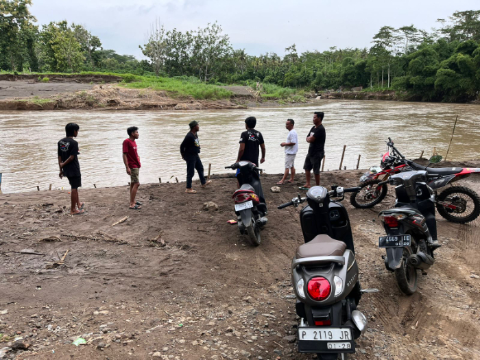 PENYUSURAN: Warga Desa Andongsari mencoba menyusuri pinggir sungai bengawan, seusai ada kabar sepasang suami istri hanyut, Rabu (15/1) sore. ARID FITRIYADI