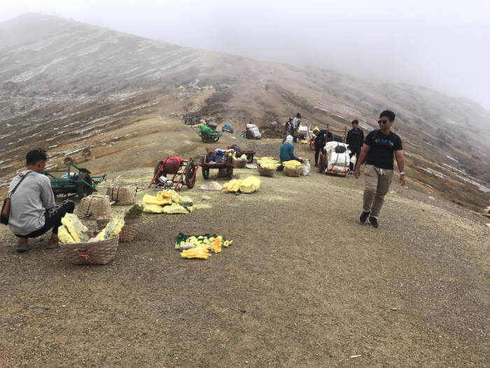 IKONIK: Para wisatawan menikmati pemandangan alam khas yang ditawarkan di TWA Kawah Ijen. FAQIH HUMAINI/RADAR IJEN