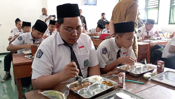 LAHAP: Siswa MTsN 2 Bondowoso menyantap menu yang disiapkan untuk program makanan bergizi gratis, Senin (13/1). HILMI BASKORO/RADAR IJEN