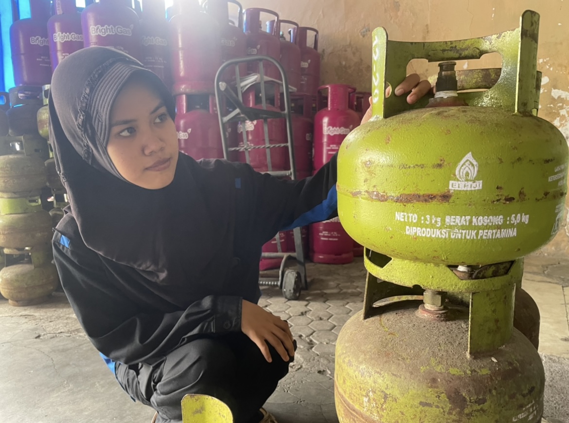 MENIPIS: Stok tabung gas elpiji 3 kilogram alias gas melon di salah satu pangkalan di Lumajang mulai menipis, kemarin.(ADE APRYANIS/RAME)