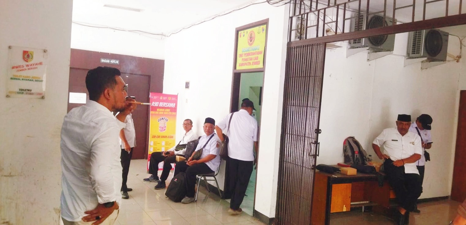 BERLANJUT: Suasana yang terpantau di Sekretariat UPP Saber Pungli, di Kantor Pemkab Jember. Tampak sejumlah kades beserta perangkatnya, bergiliran memenuhi panggilan Tim Saber untuk dimintai keteranga
