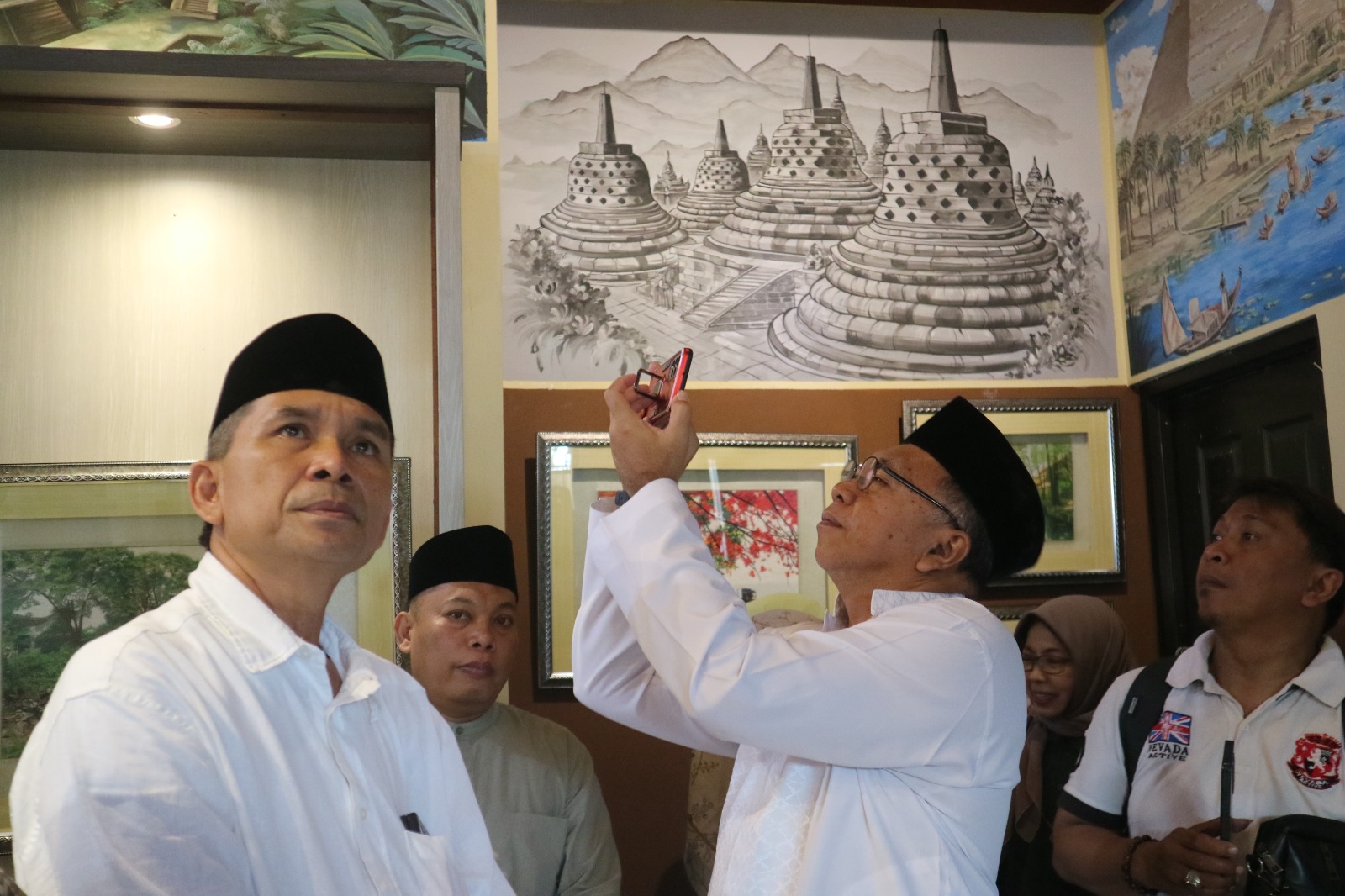 EDUKATIF: Kadisparbud Jember Bambang Rudianto (kiri) bersama sejumlah pejabat lainnya datang ke peresmian Museum Telu di Perumahan Puri Bunga Nirwana.