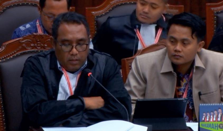 MENJAWAB: Kuasa hukum KPU Bondowoso Muhammad Hakim Yunizar bersama komisioner KPU Bondowoso Moh. Andri Yulianto saat sidang di MK.