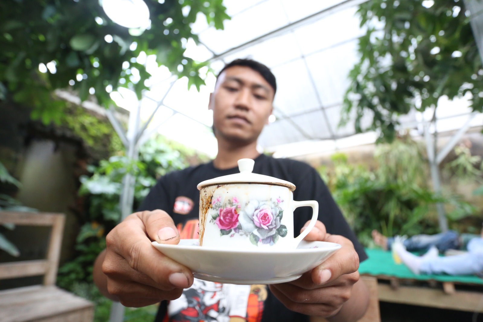 PAHIT: Penyajian yang khas secangkir kopi di warkop Kecamatan Ambulu. (AZQAL/RJ)
