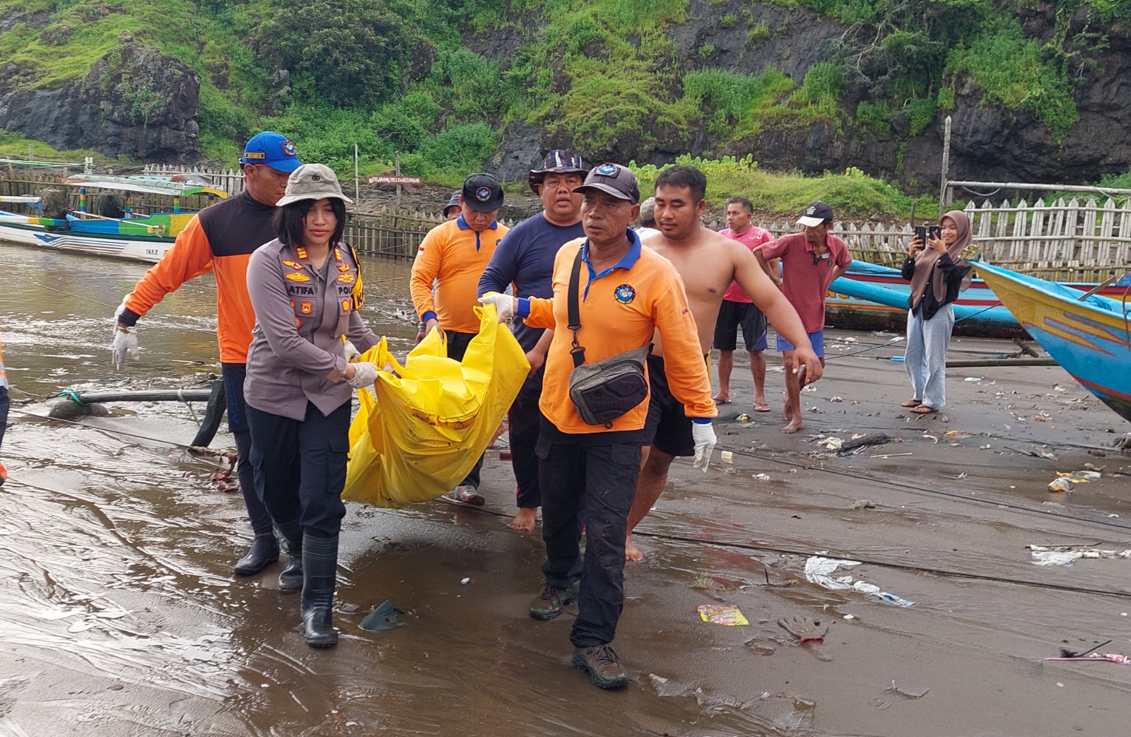 DITEMUKAN MENINGGAL: Kapolsek Ambulu AKP Latifa Andika bersama Tim SAR Rimba Laut, Basarnas, Satpolair, relawan MDMC, dan warga mengevakuasi jasad Imroatul yang ditemukan mengapung di tempat bersandar