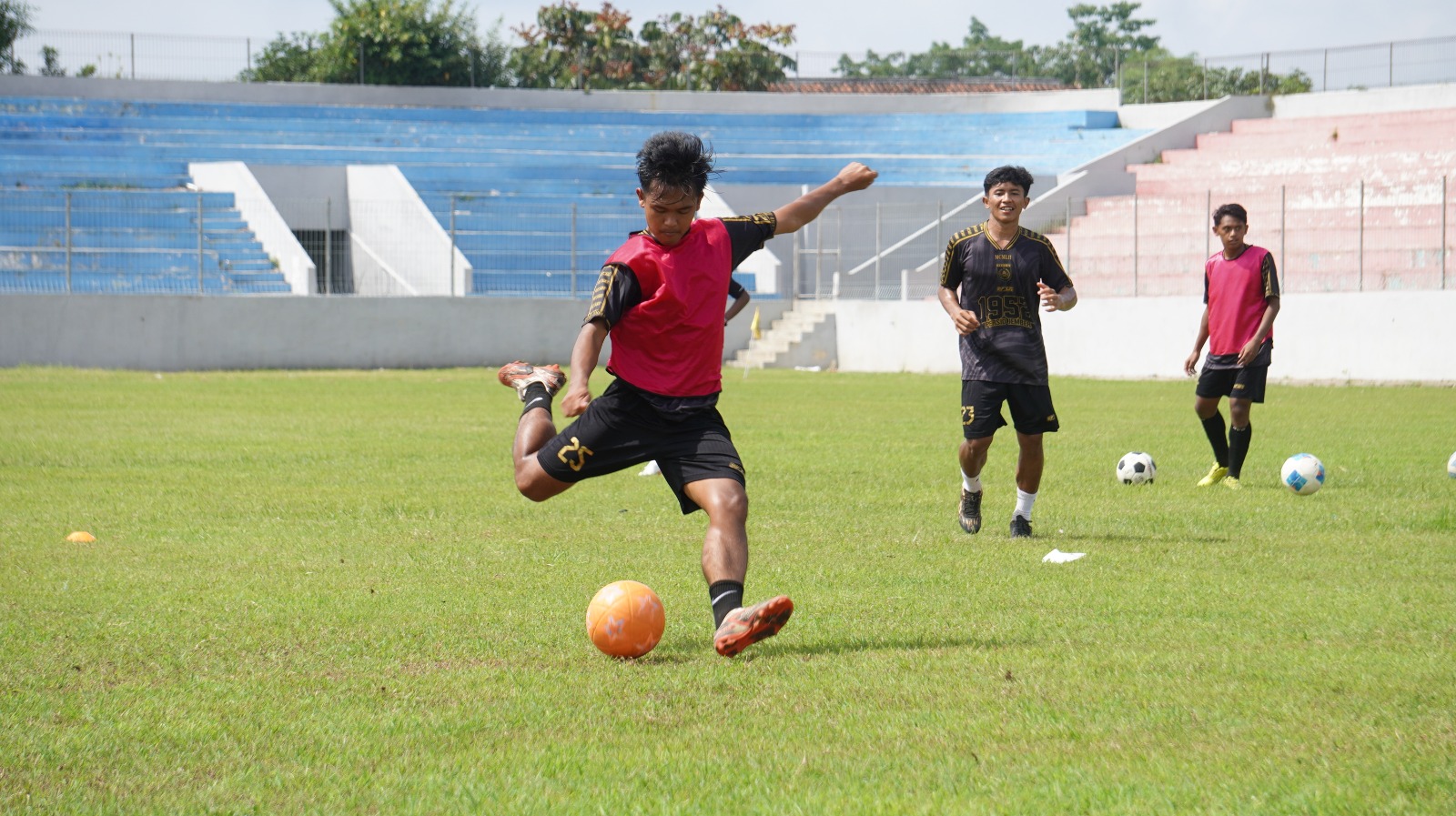 SHOOTING: Pemain Persid Jember dilatih menendang di luar kotak pinalti. Pelatih Persid mengharapkan semua lini pemain bisa mencetak gol. (YULIO/RJ)