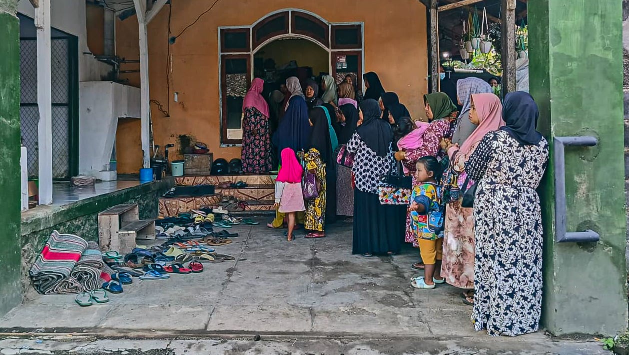 HARU: Suasana kediaman korban kasus pembunuhan perempuan di Surabaya dipenuhi lawatan sanak famili dan tetangga, kemarin.(MUHAMMAD HASBI/RAME)
