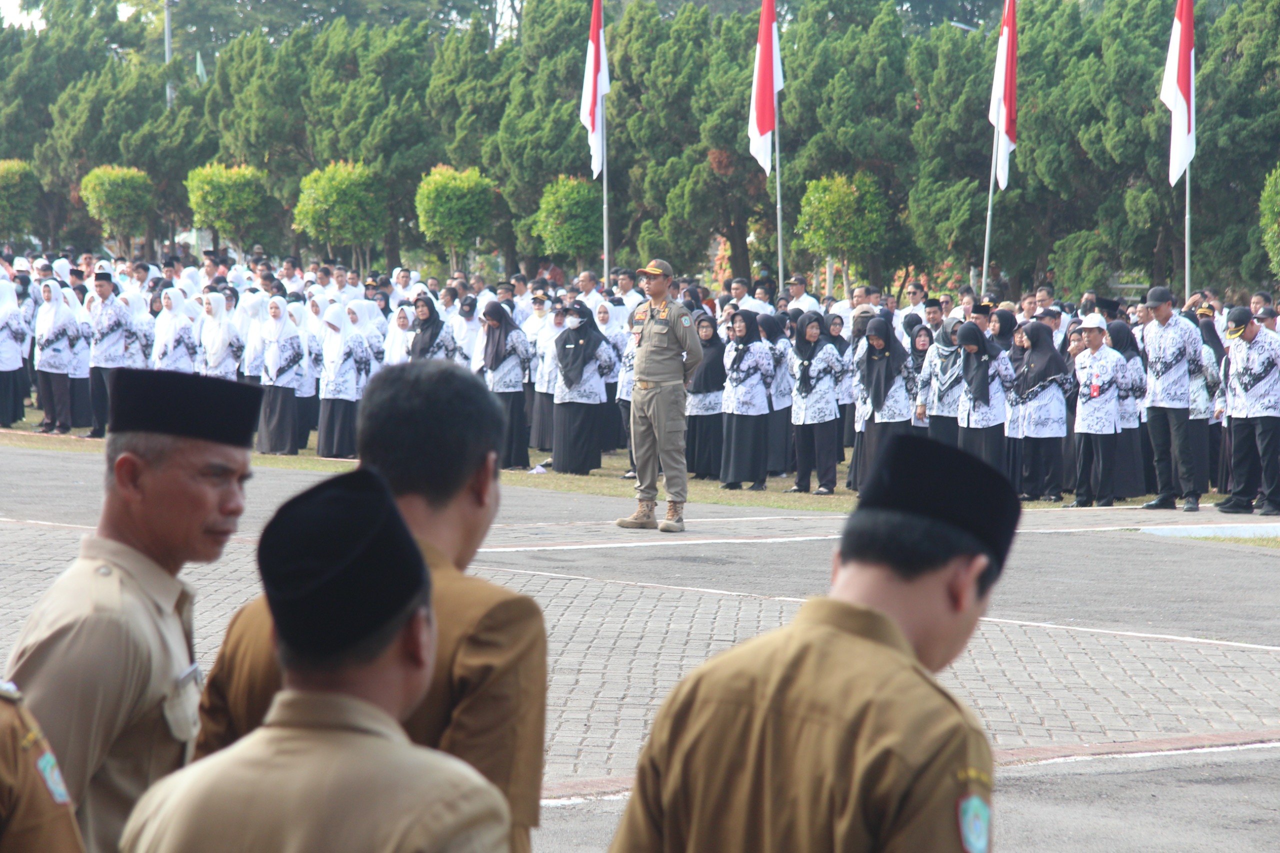 APEL: Sejumlah pegawai di lingkungan Pemkab Lumajang saat mengikuti apel pagi, kemarin.(MUHAMMAD HASBI/RAME)