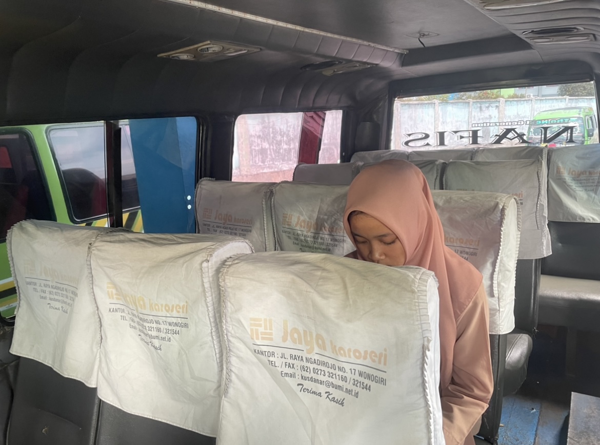 STAGNAN: Salah satu penumpang angkutan umum di Lumajang mulai sepi peminat.(ADE APRYANIS/RAME)