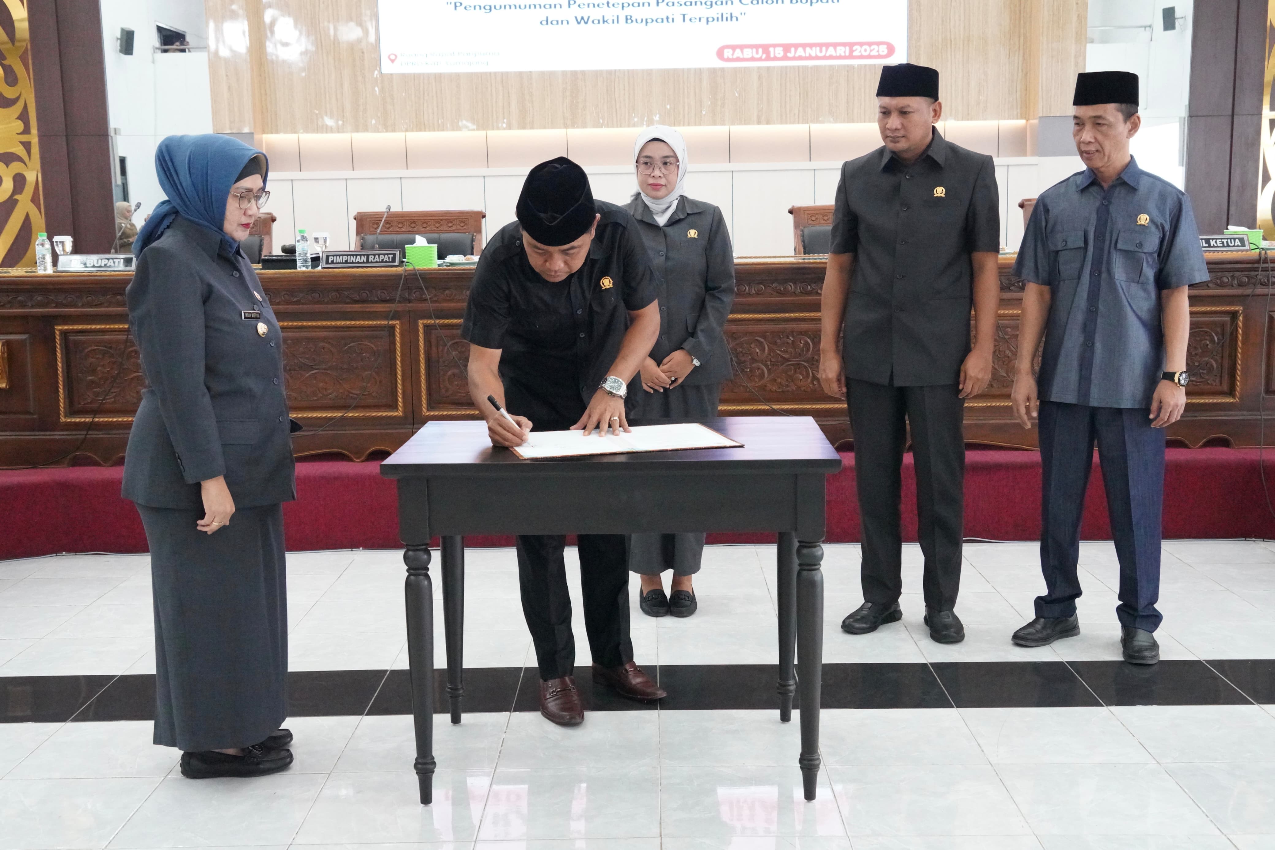 PARIPURNA: Pimpinan DPRD Lumajang bersama Pj Bupati Lumajang melaksanakan paripurna pengumuman dan pengusulan bupati dan wakil bupati terpilih.(ATIEQSON MAR IQBAL/RAME)