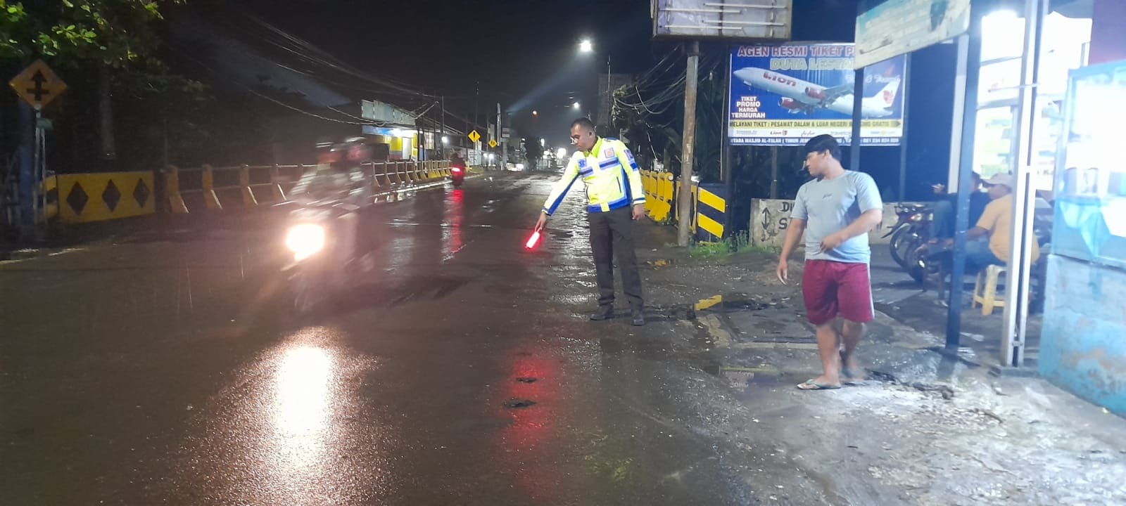DATANGI LOKASI: Anggota Polres Jember mendatangi lokasi untuk melakukan olah tempat kejadian perkara (TKP) kecelakaan dua remaja yang ditabrak tronton muatan batu bara milik PT Imasco.