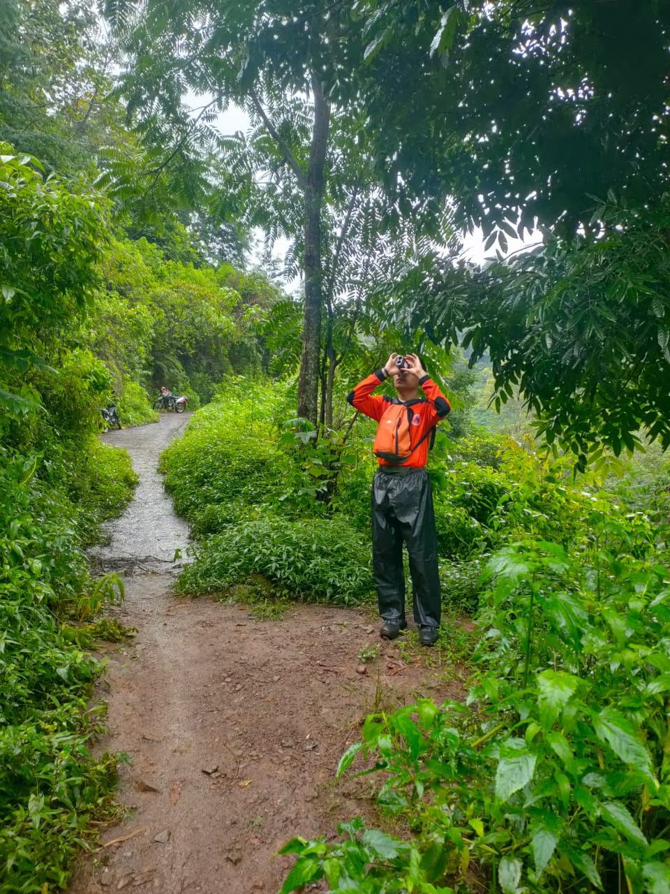 TINJAU LOKASI: Petugas BPBD Bondowoso saat mengecek lokasi terjadinya longsor.