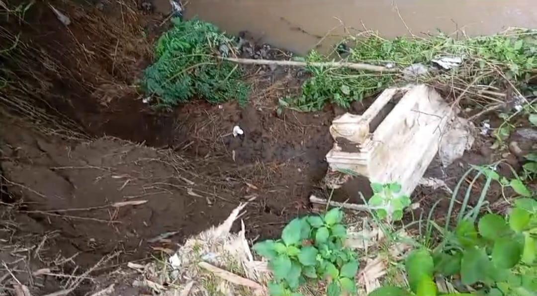 AMBLES: Salah satu makam di pemakaman Gudang Karang, Desa Rambipuji, Kecamatan Rambipuji yang ambles akibat tergerus banjir sungai Dinoyo, Rambipuji.