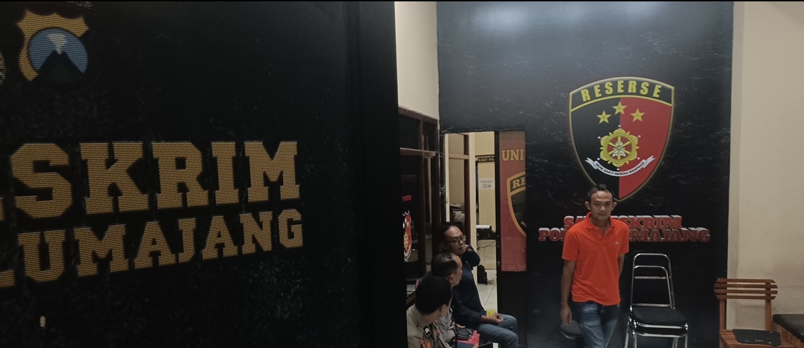 ADUKAN: Korban penggelapan mobil mendatangi mapolres Lumajang untuk melihat progres perkembangan laporan.(MUHAMMAD HASBI/RAME)