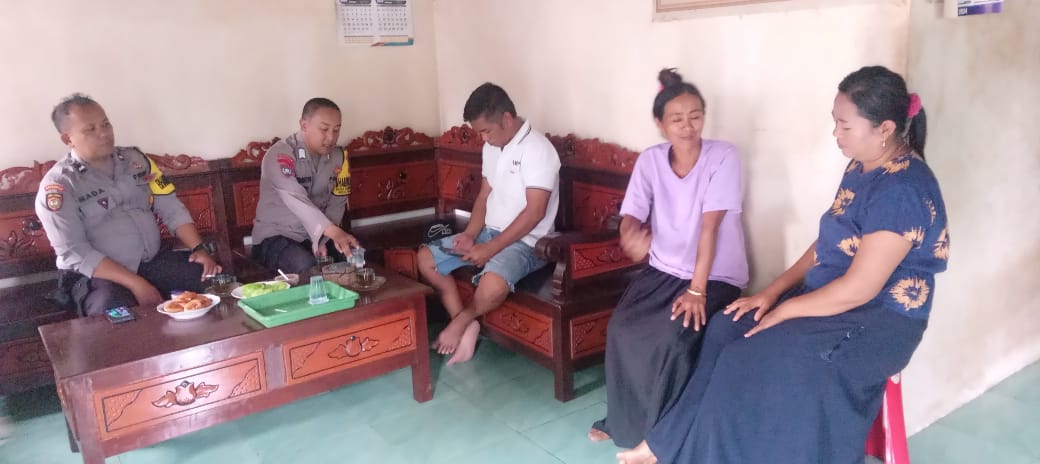 CEK KONDISI: Rumah salah satu korban saat didatangi polisi, usai menjadi korban serangan kera liar, di Desa Mojogemi Kecamatan Sukowono, Jember. (NAWAWI)