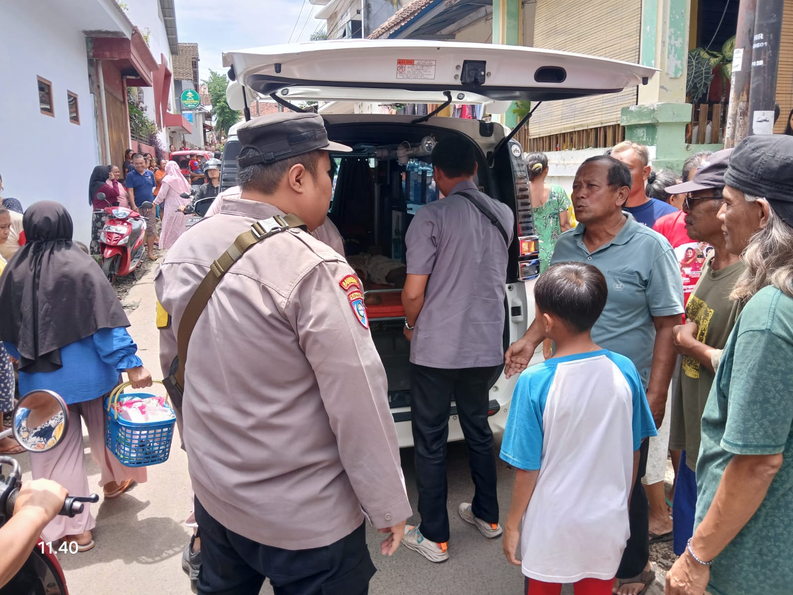 EVAKUASI: Petugas damkar saat proses evakuasi korban yang tersengat listrik di lantai 2 rumah di Jalan Kaca Piring III, Kelurahan Patrang, Kecamatan Patrang.