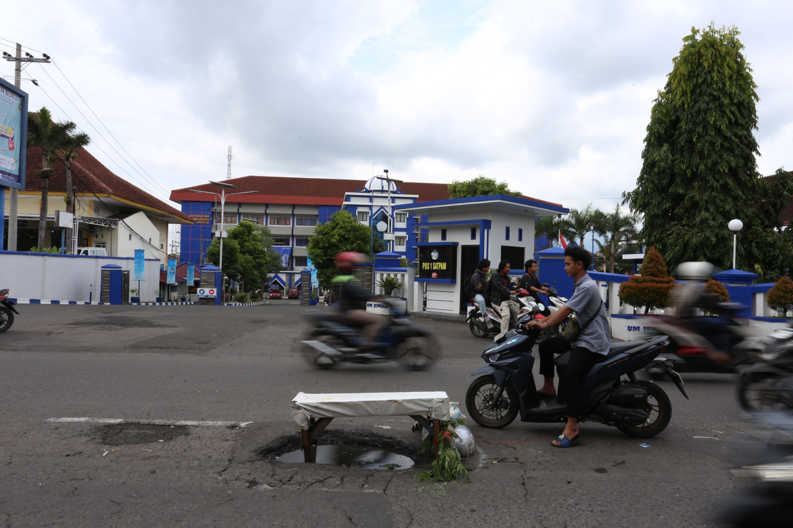 CUKUP DALAM: Lubang di jalan Karimata kini ditutup pakai kursi usai kerap memakan korban, Kemarin (21/1)