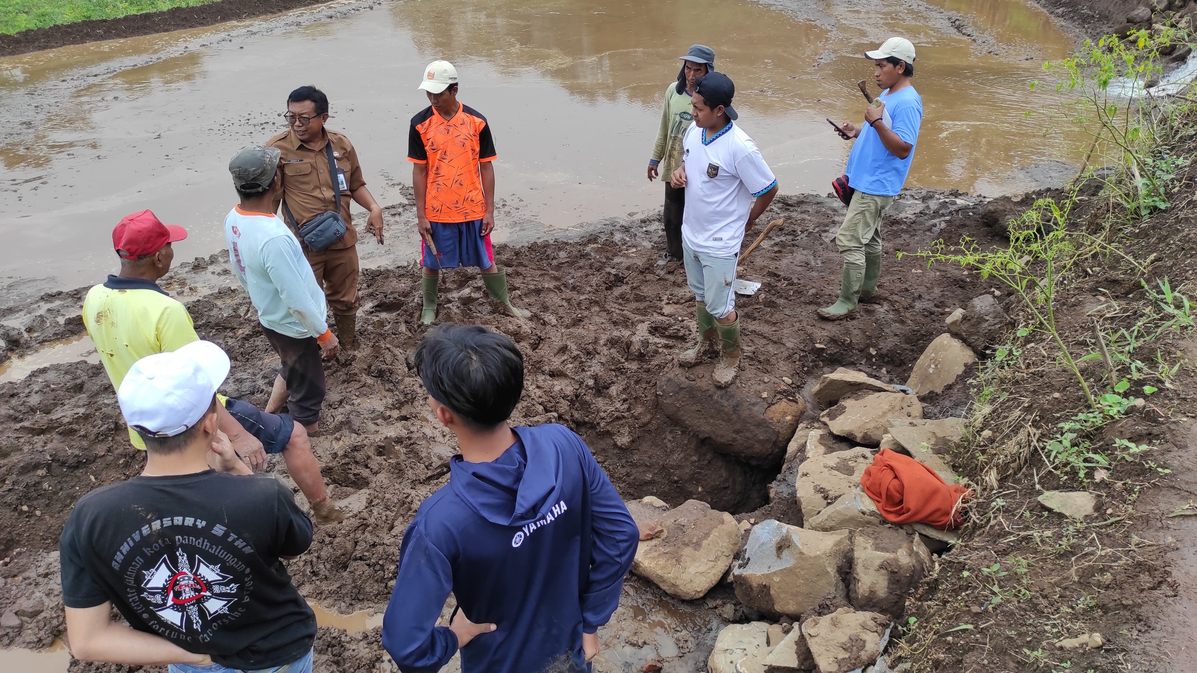 BARU DITEMUKAN: Hery Kusdaryanto (baju cokelat) saat mengecek penemuan kubur atau makam bilik di Desa Suco Lor, Kecamatan Maesan.  &nbsp;