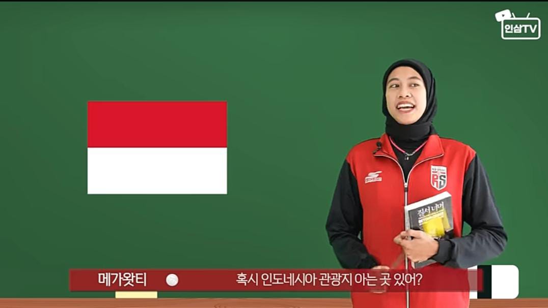 Saat Megawati memperkenalkan budaya Indonesia pada pemain Red Sparks. Sumber : YouTube Red Sparks