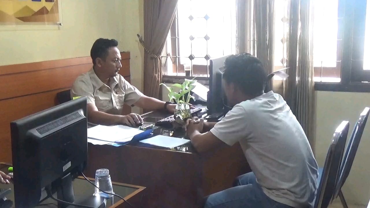 JUAL MIRAS: Penjual arak kepada siswa diperiksa polisi di Polsek Semboro, kemarin (22/1).