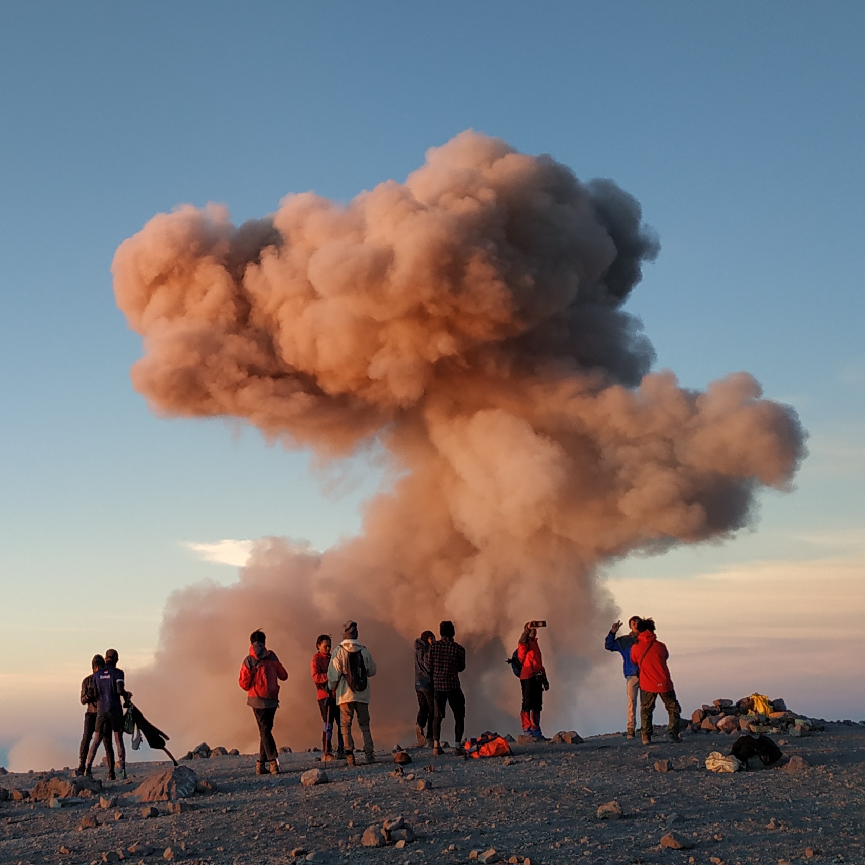 PUNCAK: Penampakan lokasi puncak Gunung Semeru saat akses pendakian masih dibuka lima tahun silam.(MUHAMMAD HASBI/RAME )