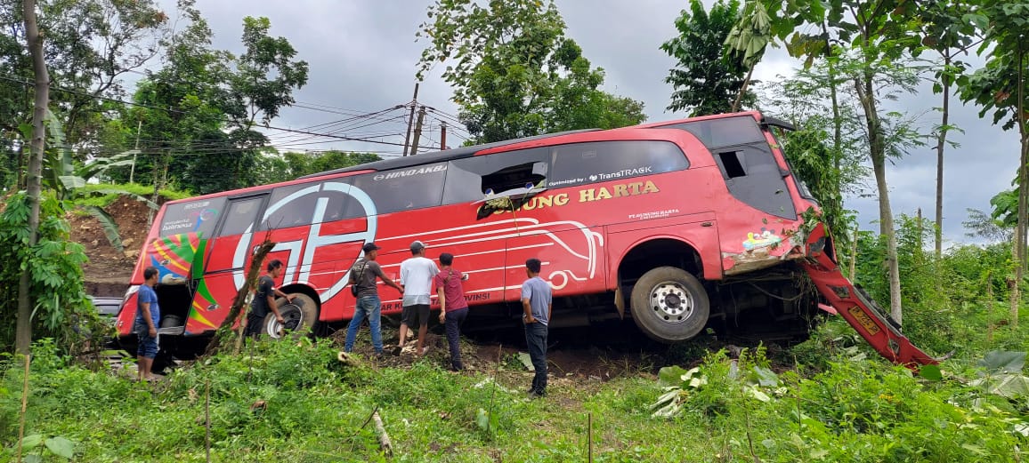REM BLONG: Kondisi bus Gunung Harta yang mengalami rem blong dengan isi 20 penumpang. (JUMAI/RJ)