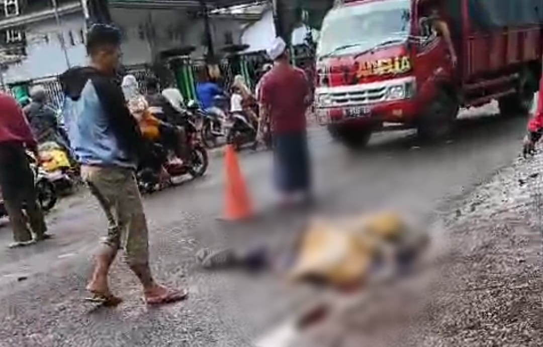 MENINGGAL: Seorang pengendara sepeda motor Yamaha Vixion bernama Achmad Nurhadi, 45, warga  Kelurahan Kepatihan, Kaliwates setelah menabrak ambulan milik RS Bina Sehat.
