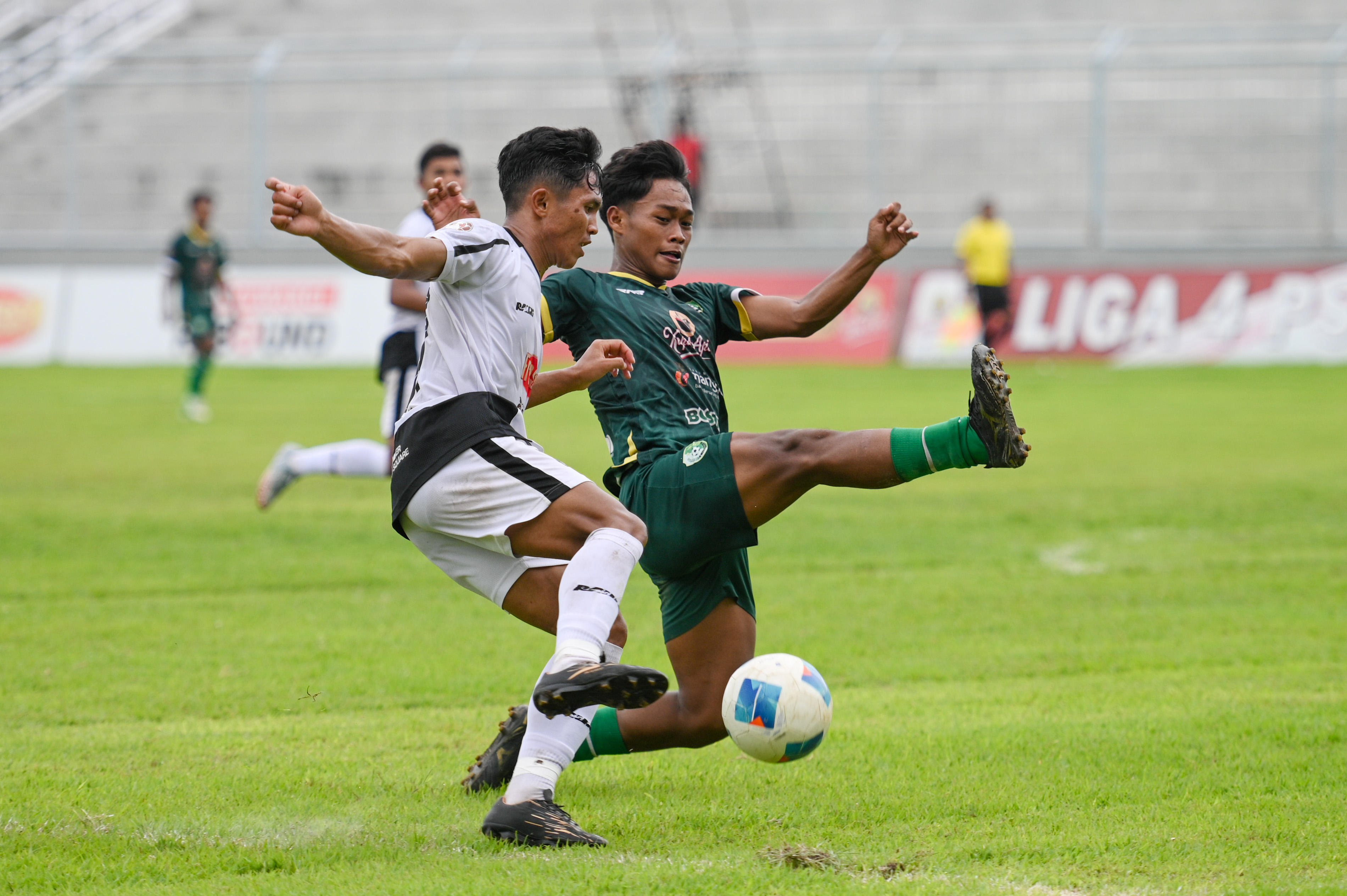 TAK LOLOS: Pemain Persid jember (putih) ketika berduel dengan pemain Persesa Sampang. (RAMADA/RADAR BWI)