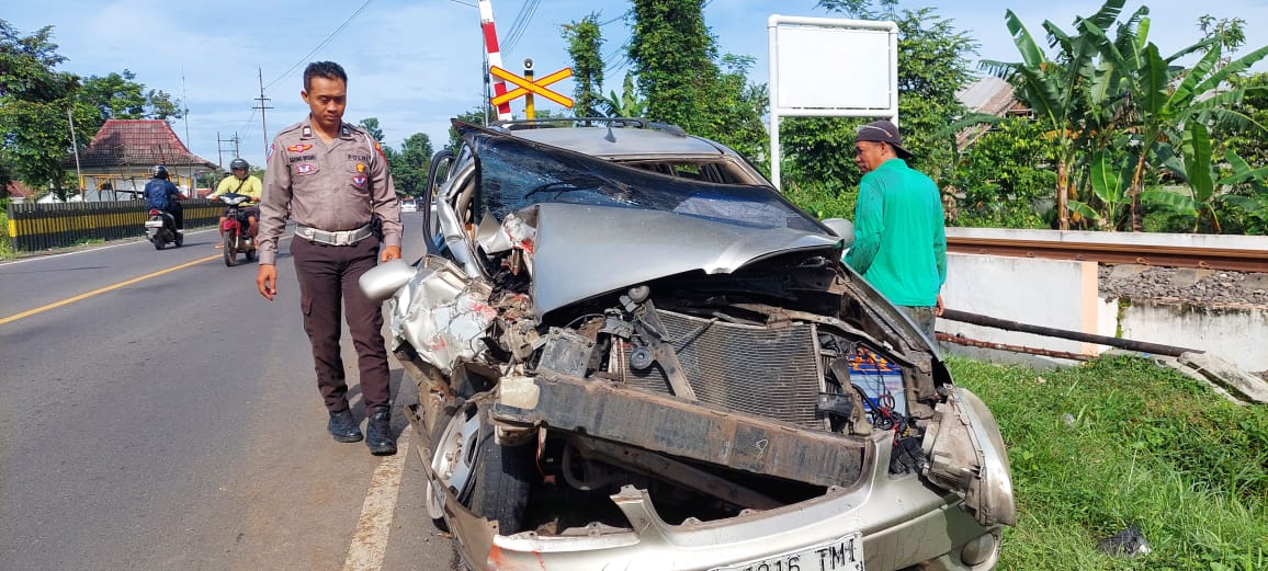 REMUK: Mobil sedan KIA Carn B 1316 TMI yang didopiri Sakib Bilhak Ali, 45 warga Desa Tisnogambar, Kecamatan Bangsalsari rusak parah setelah tertabrak KA Wijaya Kusuma di perlintasan Pecoro. (JUMAI/RJ)