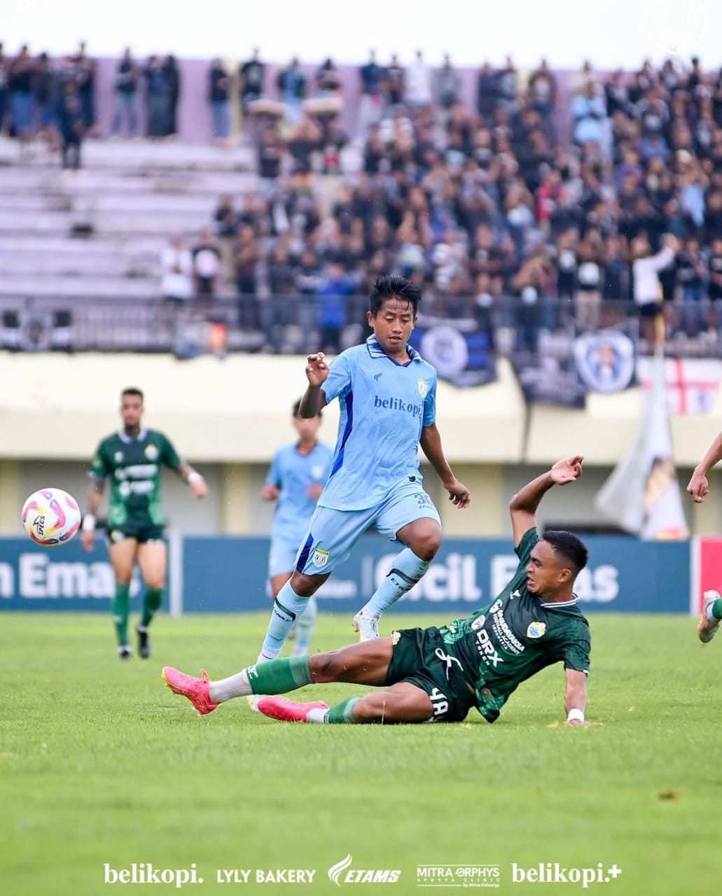 BELUM MAKSIMAL: Bayu Gatra pemain Persela saat bermain melawan PSKCH. (OFFICIAL PERSELA)