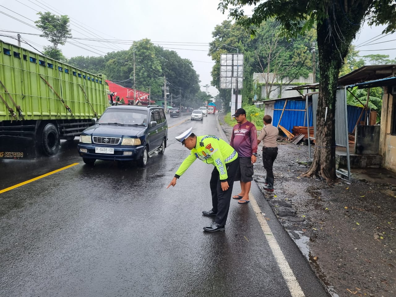 Polisi saat mendatangi lokasi kecelakaan yang melibatkan truk dengan pengendara sepeda motor, di Jl. Brawijaya, tepatnya depan Perum Griya Mangli, Kecamatan Kaliwates, Jember, Senin siang (27/1).