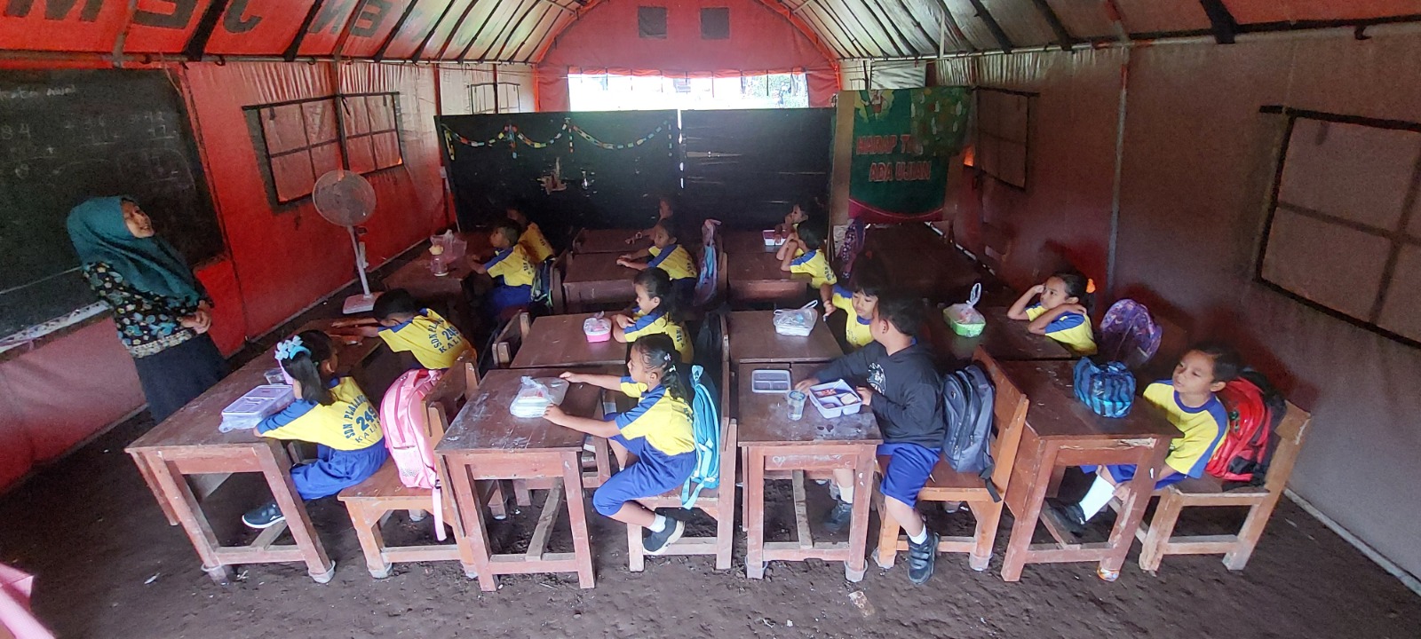 KBM DI TENDA: Siswa SDN Plalangan 03, Kecamatan Kalisat, menempati tenda bantuan BPBD Jember. (JUMAI/RJ)