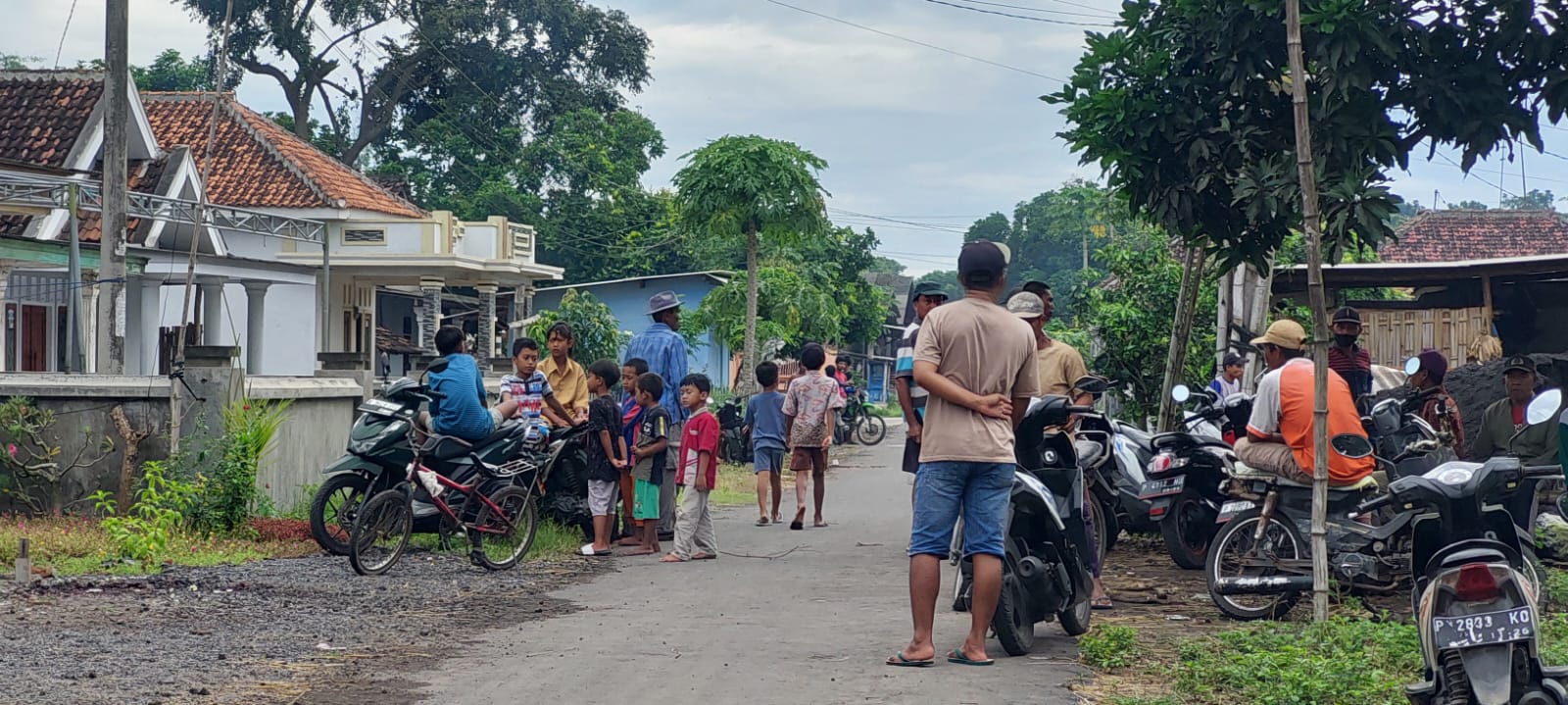&nbsp;Warga masih berdatangan untuk melihat TKP pembunuhan anak terhadap ayah kandung di Desa Mojosari, Kecamatan Puger, Kabupaten Jember, Senin (27/1/2025). (JUMAI/RJ)